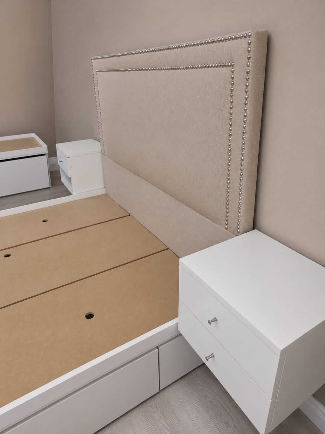 Detalle de terminación de respaldo y cajones junto a mesa de luz
