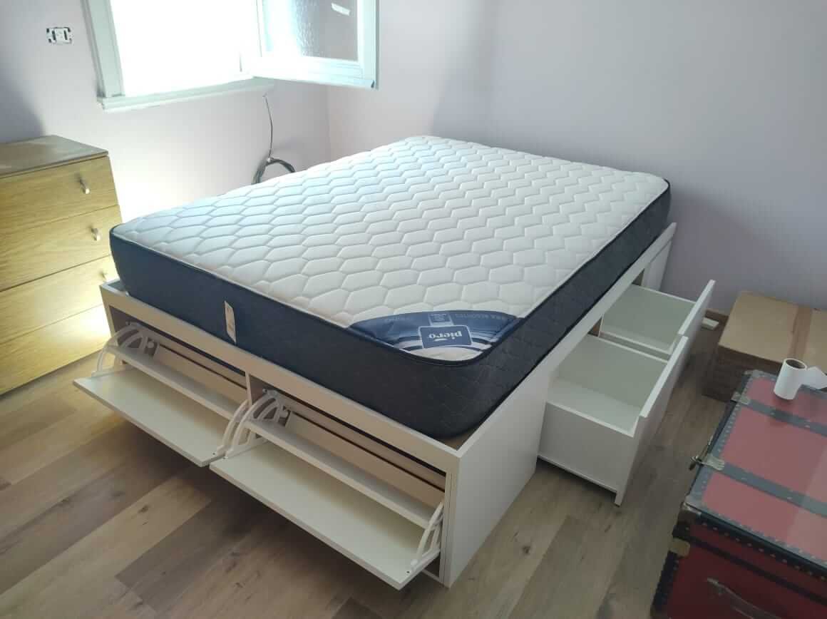 Cama con colchón instalado en dormitorio