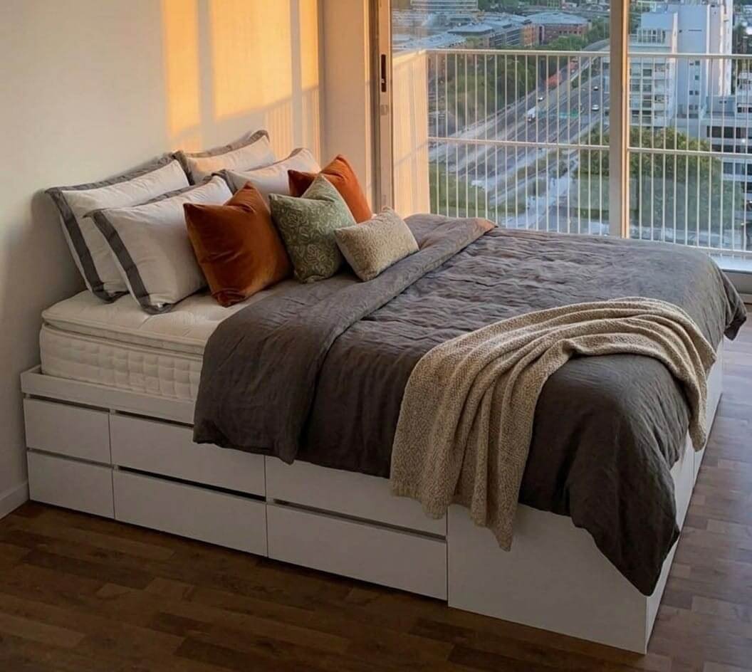 Cama instalada en departamento con vista a la ciudad