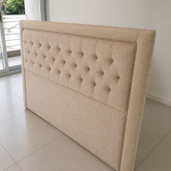 Respaldo tapizado beige capitoné con borde redondeado