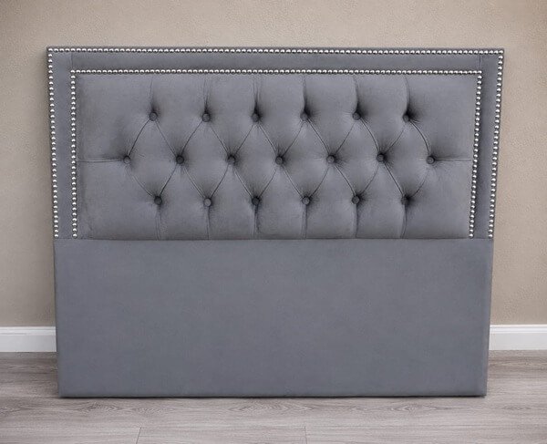 Respaldo tapizado gris con doble tachas plateadas